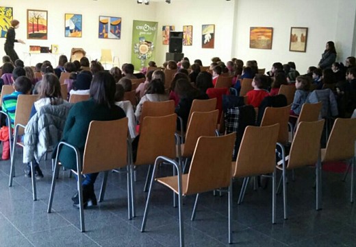 124 nenos e nenas dos CEIP Sigüeiro e Oroso conmemoran o Día Internacional da Muller cunha sesión de teatro infantil